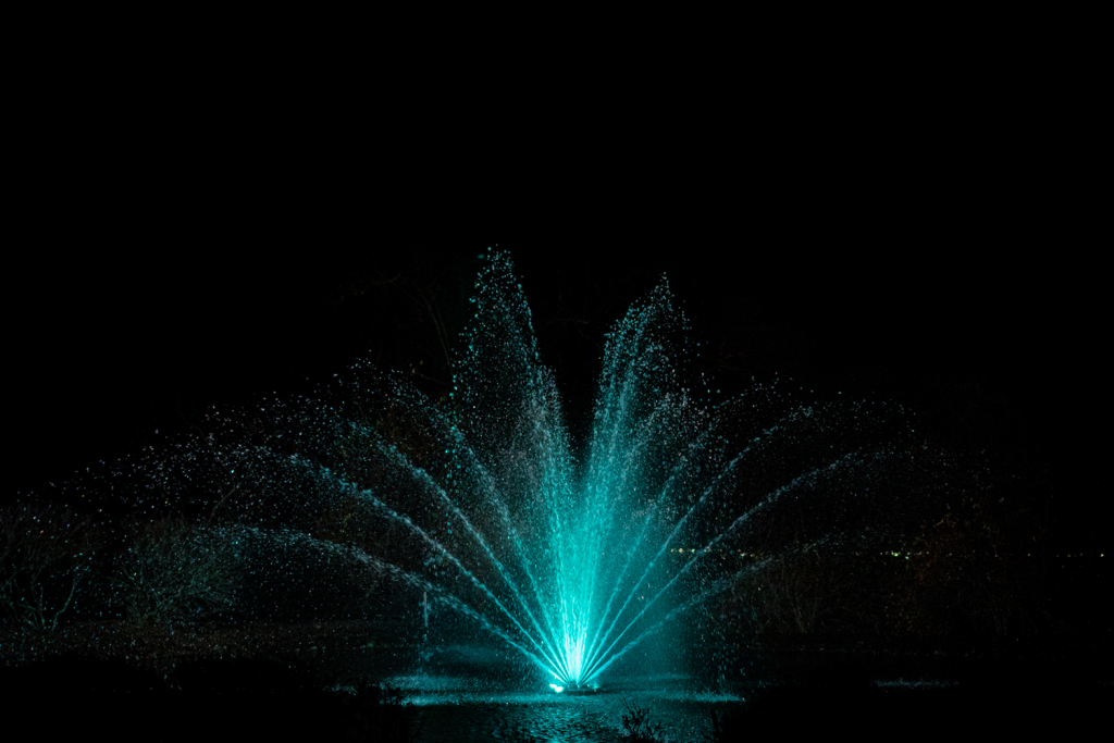 Otterbine MIDI-RGBW fountain illuminated with turquoise blue light jets