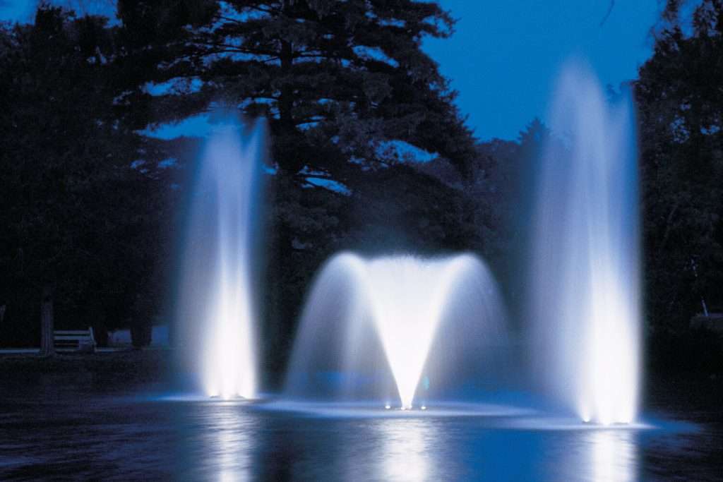 Triple LED low voltage fountain with white glow in a pond